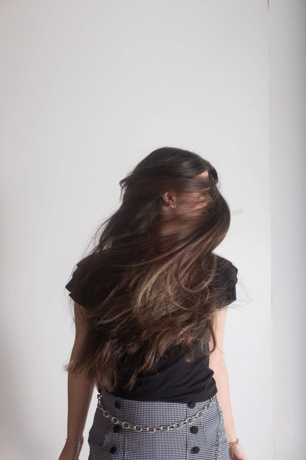 Fotografia editorial de cabelos em movimento; imagem ilustrativa, não representa uma cliente.