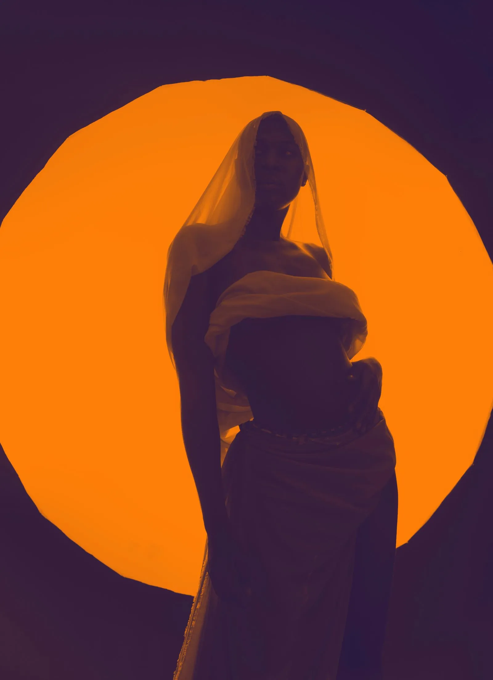 Imagem artística de uma silhueta feminina em movimento com tecido